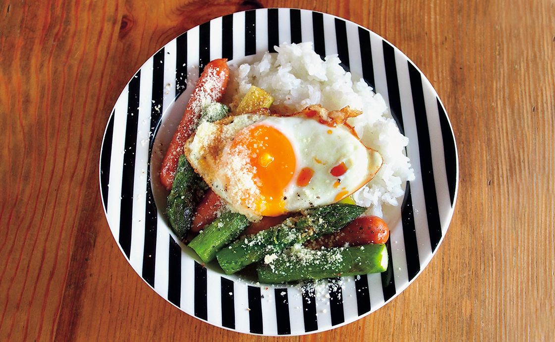 いまが旬！アスパラとウインナーの目玉焼き丼《めしうまナイト》