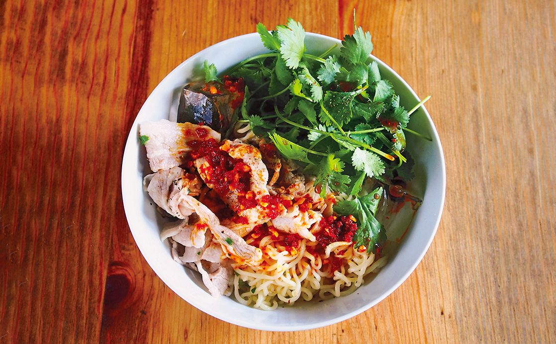 インスタントラーメンでつくる豚バラ肉とパクチーのピリ辛あえ麺《めしうまナイト》