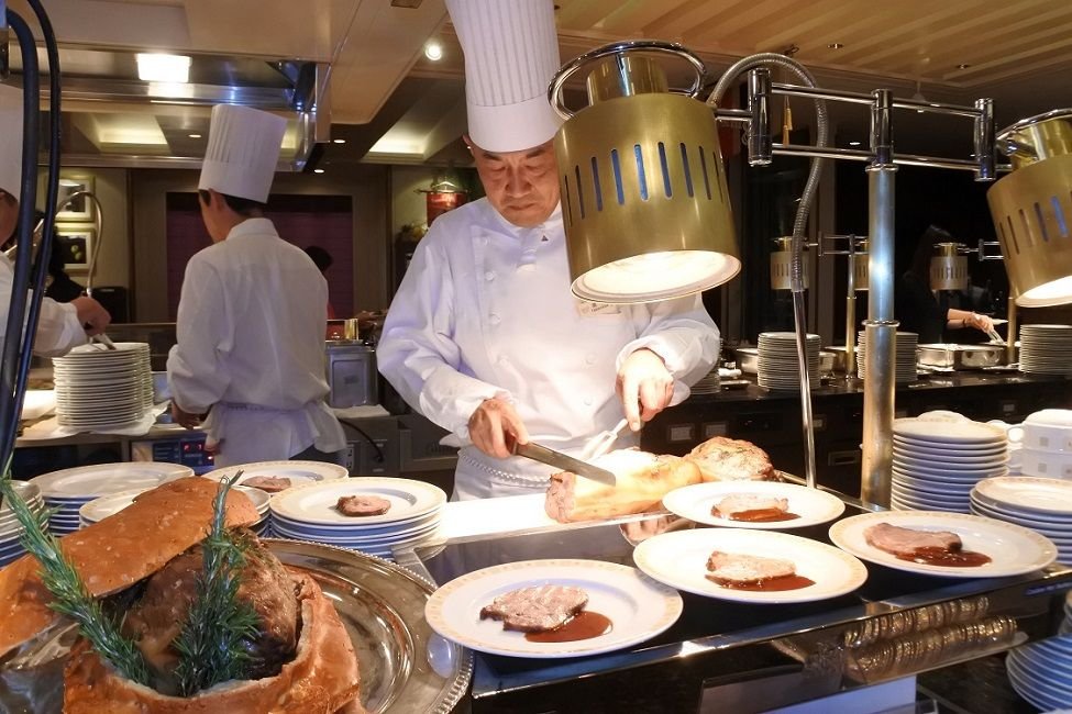 《日比谷》バイキング誕生60周年！　ローストビーフやスモークサーモン、ポテトサラダ…伝統のメニューがめじろ押し
