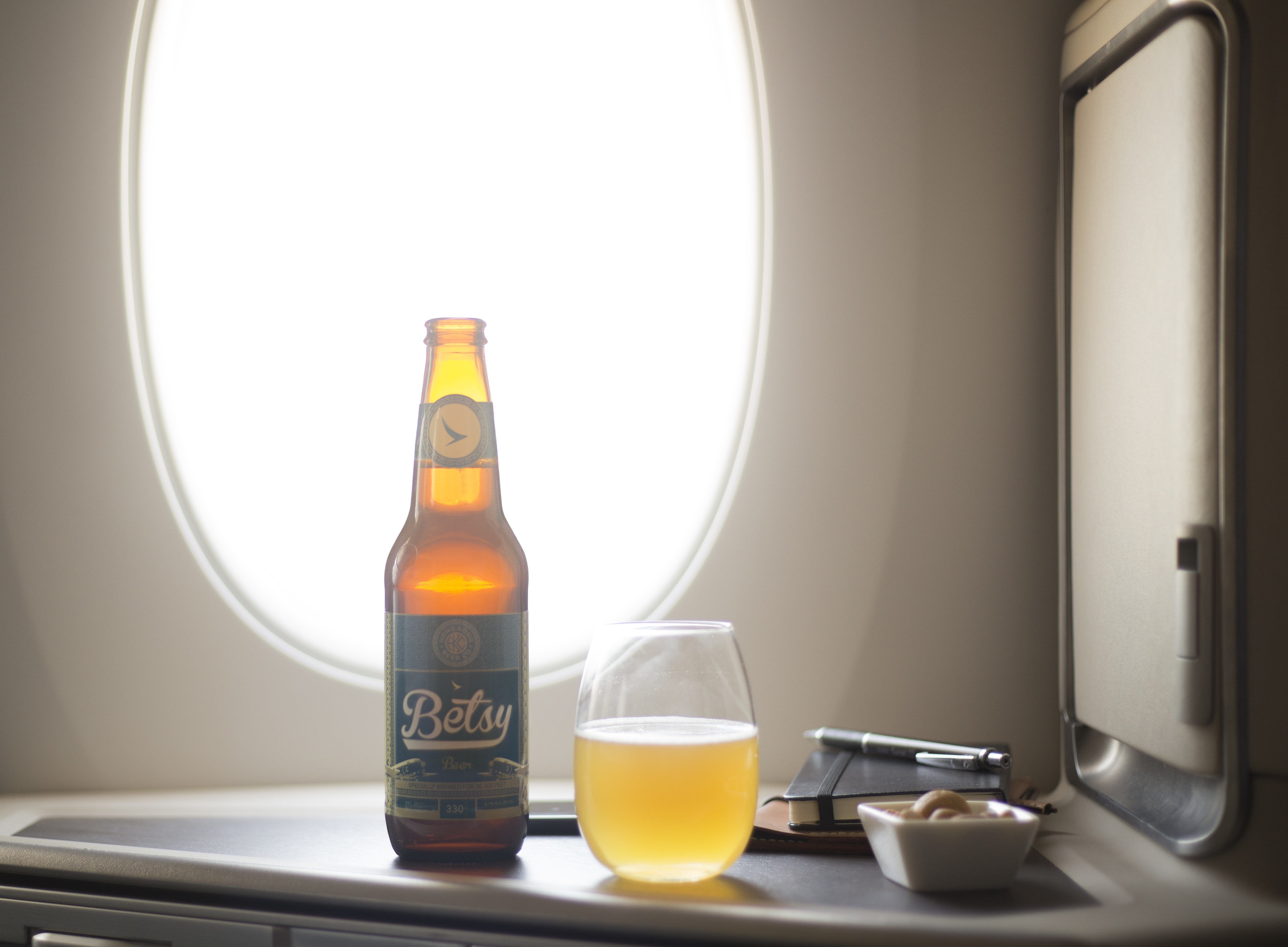 高度3万5000フィートの上空でもおいしい特製クラフトビール キャセイ 