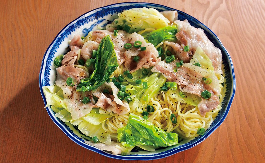 レンジでチンするだけ！ ​​​​​​​豚バラ肉とキャベツの塩焼きそば《めしうまナイト》