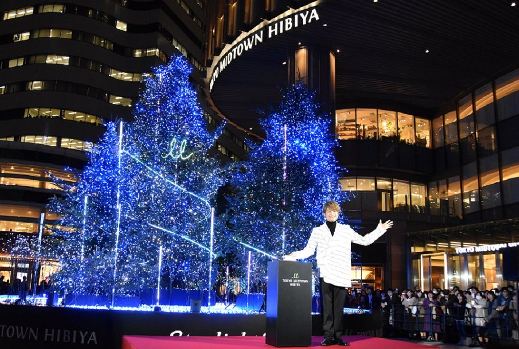 《日比谷》東京ミッドタウンを中心に約40万球のイルミネーションがスタート　8mのクリスマスツリーをカラフルに演出　点灯式に香取慎吾さんが登場