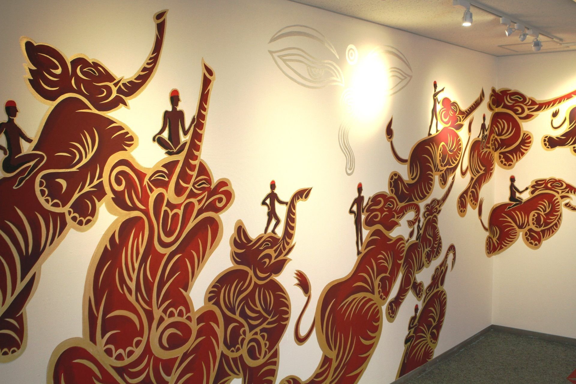 豊かさ感じさせる赤い象36頭の舞 絵師・木村英輝の壁画が完成