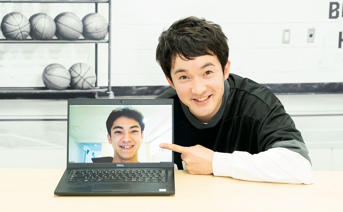 川崎ブレイブサンダース 米須玲音《浅利陽介とコートの外で。》