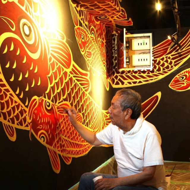 壁画絵師、木村英輝　大阪の居酒屋にコイを描く