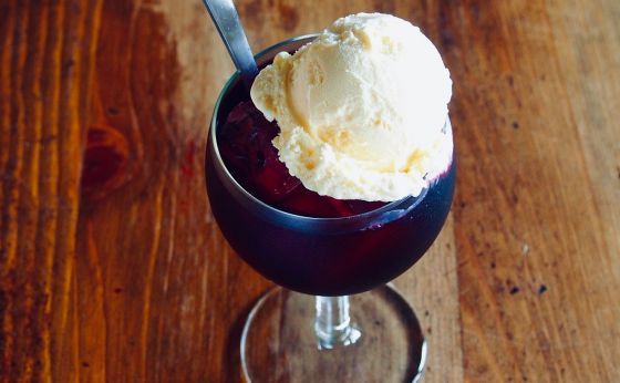 赤ワインにバニラアイスを浮かべるだけ！おとなのワインフロート　めしうまナイト《特別版》Vol.4