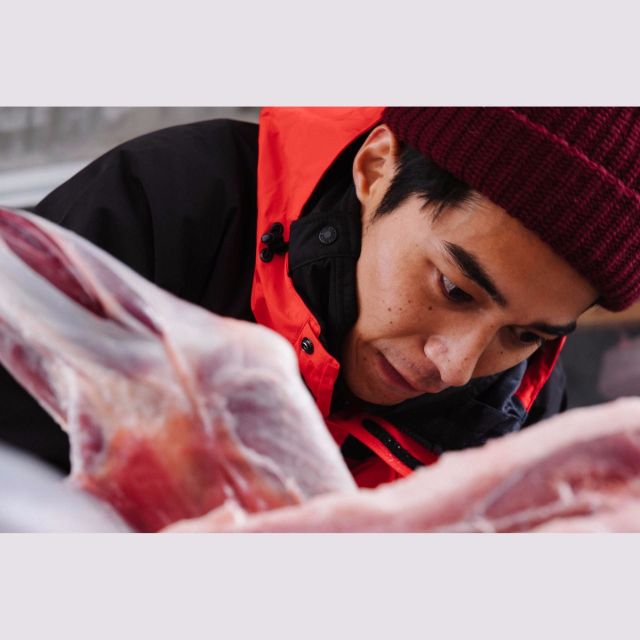 俳優の東出昌大さんがイノシシやタコと格闘&hellip;「生」と向き合った写真集「西から雪はやって来る」