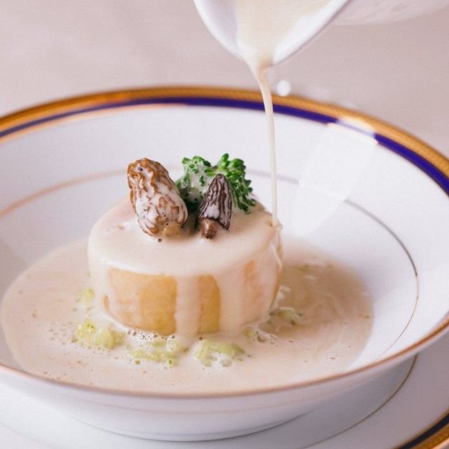 《東大前》師匠へのオマージュ！　クリーミーな黄色いワインのソースの一皿