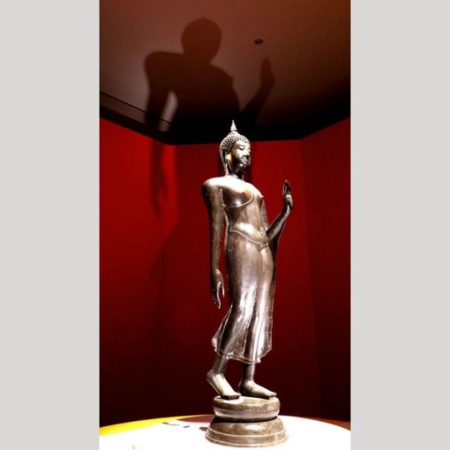 《上野》タイ展　「仏陀遊行像」ほほ笑みの国の仏陀は歩く　日本が影響与えた刀剣も