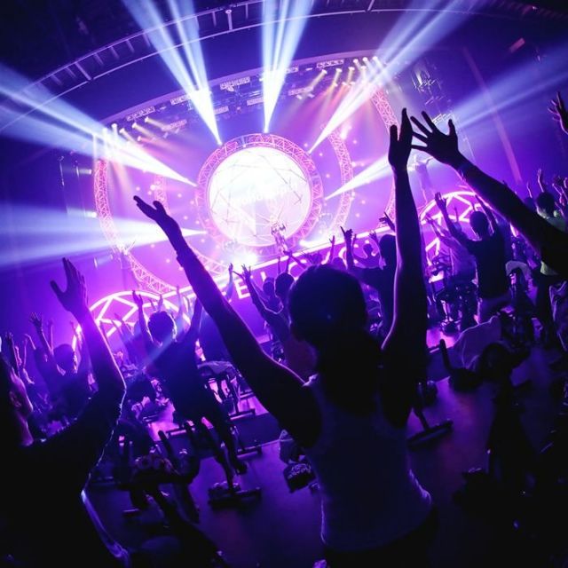 《豊洲》クラブ気分で暗闇バイクフィットネス　３６０人が一気に盛り上がるライブ！