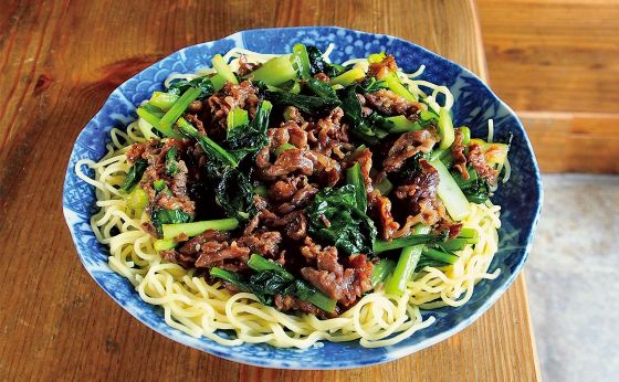 焼肉のたれ＋オイスターソースで牛肉と小松菜の中華焼きそば《めしうまナイト》