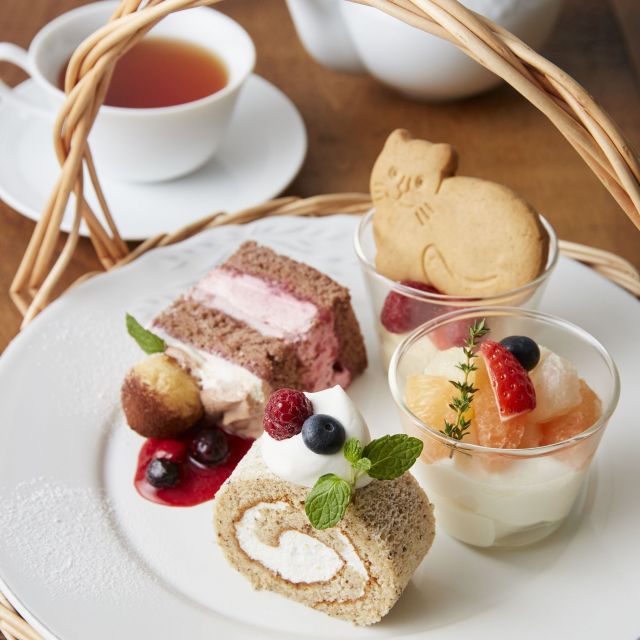 Afternoon Tea TEAROOMに、〝ネコのパティスリー〟開店中