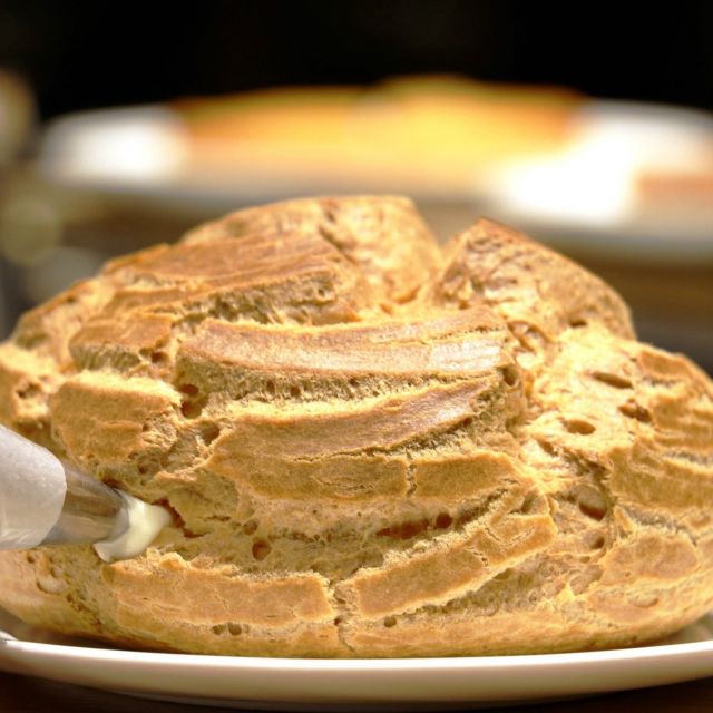 《京都》BIGシュークリームを１日５組に  リーガロイヤルホテル