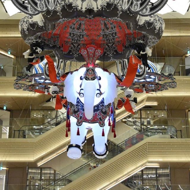 《銀座》GINZA SIXがクリスマスアートで華やかに　巨大な光るゾウが吹き抜けに出現　「GIFT」をテーマに展示スタート　