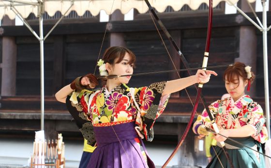《京都》三十三間堂の通し矢に代わって弓道上達祈願奉射