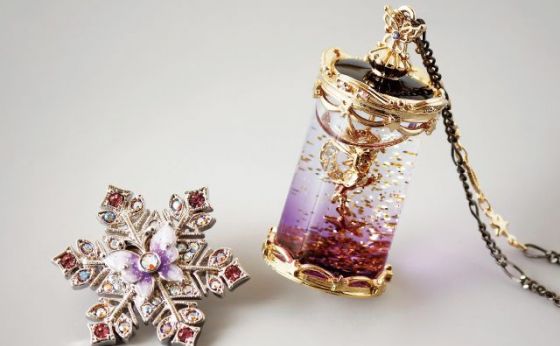 Fun Accessories! アクセサリーをひとつ｜冬支度は〈アナ スイ〉で。②