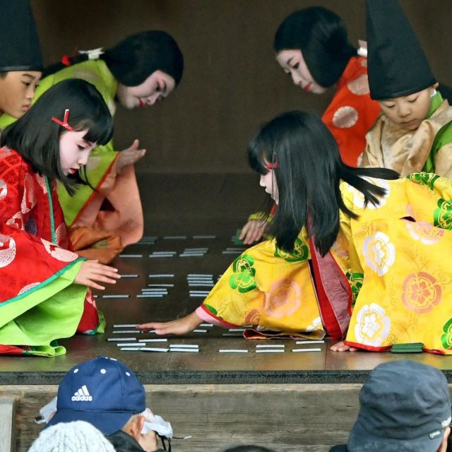 《京都》優雅な平安装束に身を包みかるた始め式　八坂神社で