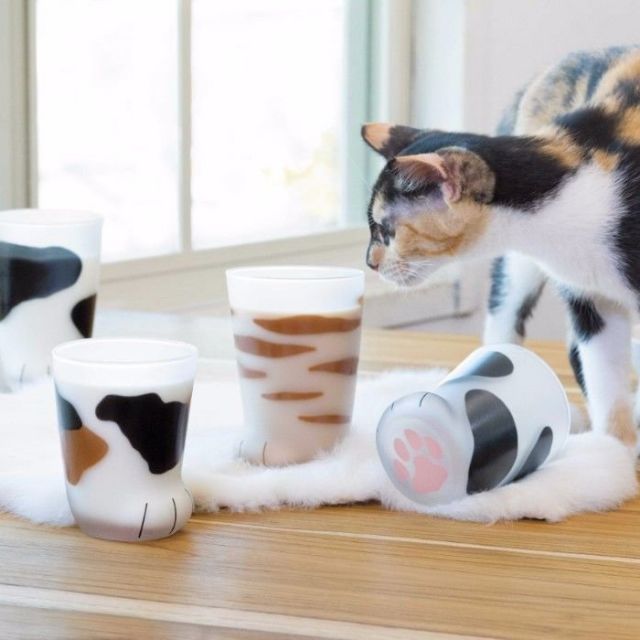 ねこの“おてて”をイメージした悶絶かわいいグラスで、癒されませんか