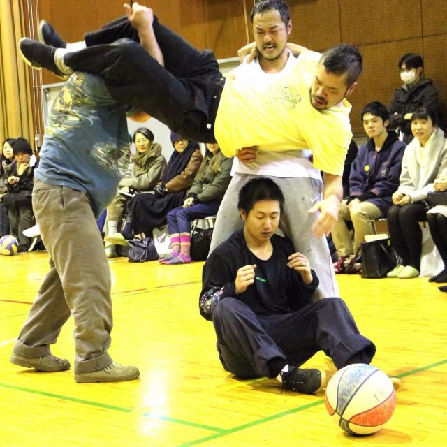 《外苑前》コンタクトゴンゾ展「フィジカトピア」　衝突する肉体、即興の躍動感