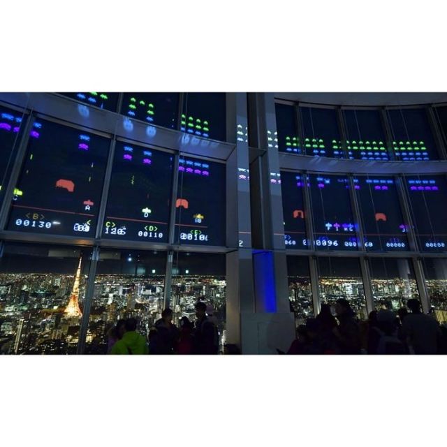 《六本木》六本木ヒルズの窓にインベーダー　40周年記念アトラクション