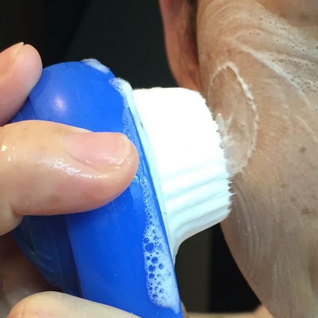 お肌の汚れを洗い落とし明るい表情に、「水素が出る洗顔ブラシ」