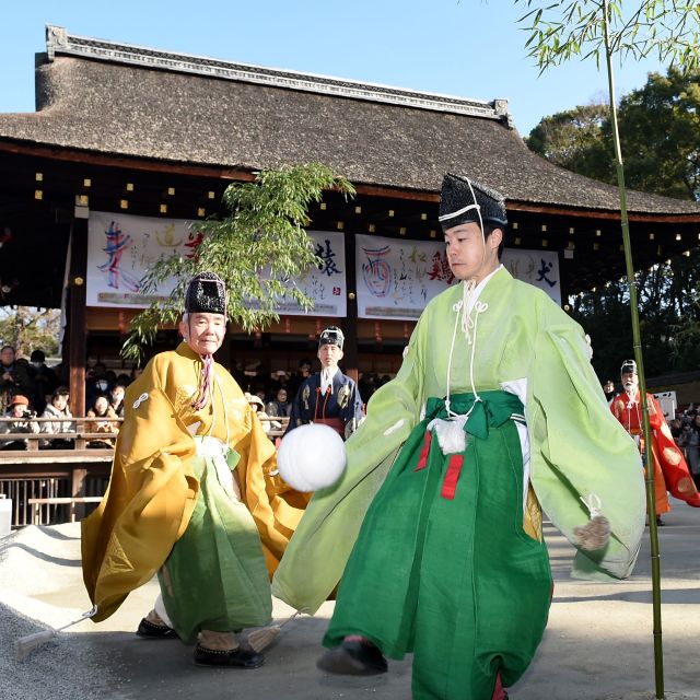《京都》平安貴族が親しんだ「蹴鞠初め」 下鴨神社で