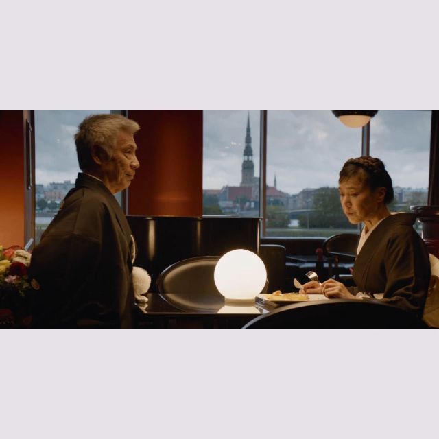 イッセー尾形「ふたりの旅路」　大人の童話「五感や体で表現」