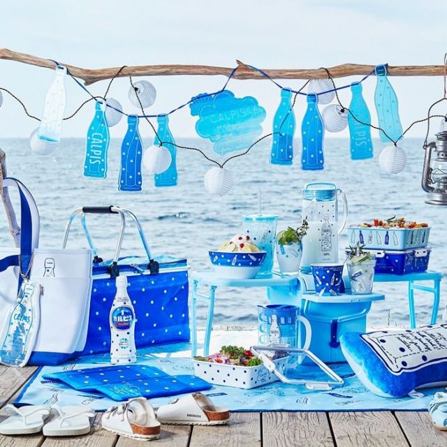 夏はすぐそこ！ 海へ、山へ、暑い夏のお出かけは、さわやかな「カルピス」カラーのアイテムをおともに