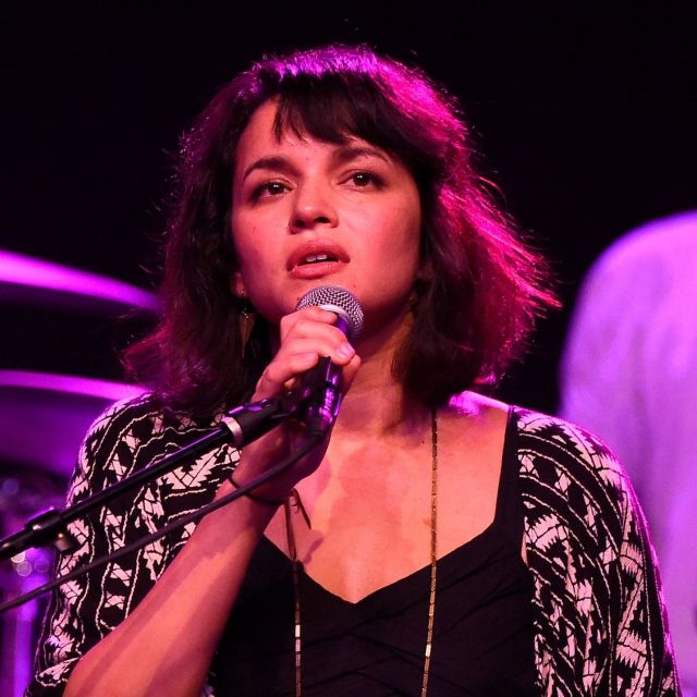 ポピュラー新盤　ノラ・ジョーンズ：「デイ・ブレイクス」　歌が引き立つピアノ弾き語り