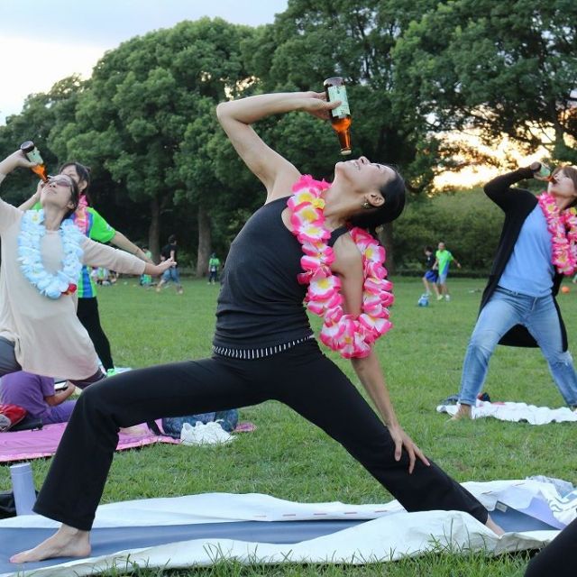《平塚》ヨガ&times;ビールでリラックス効果倍増!?　サッカー観戦前の野外広場で体験イベント