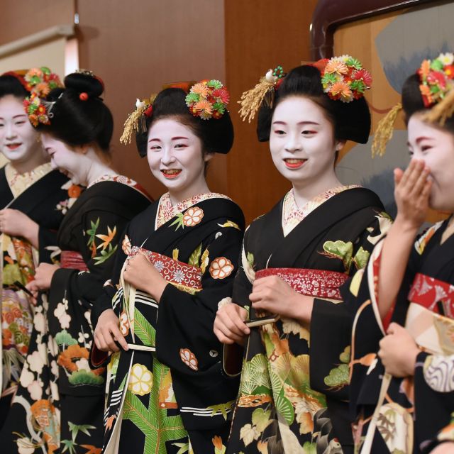 《京都》花街で仕事始めの「始業式」 芸舞妓らが黒紋付きで