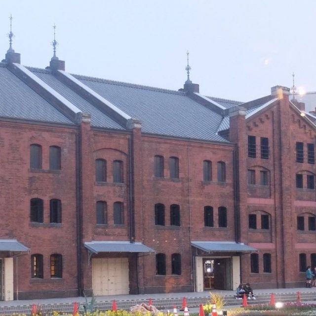 《横浜》赤レンガ倉庫に、ロティサリーチキンのおいしいカフェがオープン