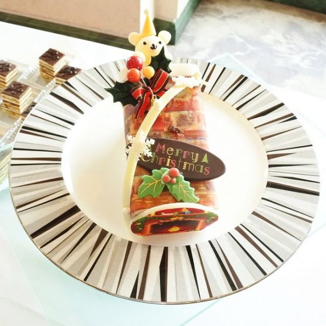 《水天宮前》クリスマスケーキ特集③　ロイヤルパークホテル　心弾む煙突型のオペラや、流れるイチゴソースが贅沢なクルール ド ノエル