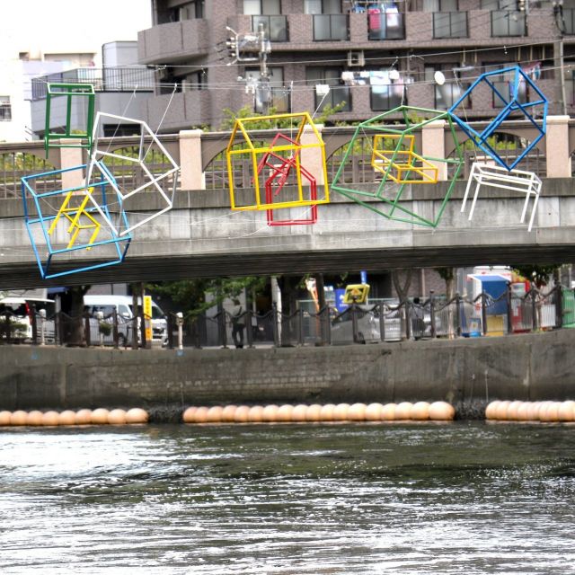 《横浜》水辺に展示されたアートをめぐるクルーズが好評　川から海へと続く作品群