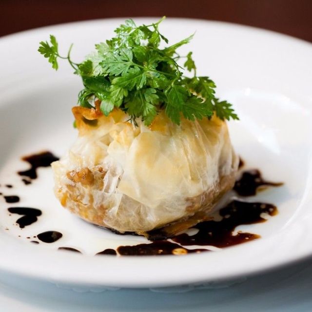 《新井薬師前》地元の人々に愛されている私鉄沿線の商店街にあるレストラン