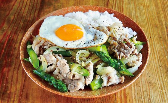 旬のアスパラでガッツリ！豚肉とアスパラガスのスタミナ丼《めしうまナイト》