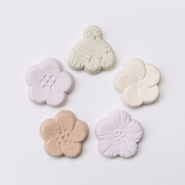 《外苑前》 陶芸家 鹿児島睦のデザインした太宰府天満宮・公式土産の干菓子、先行販売中