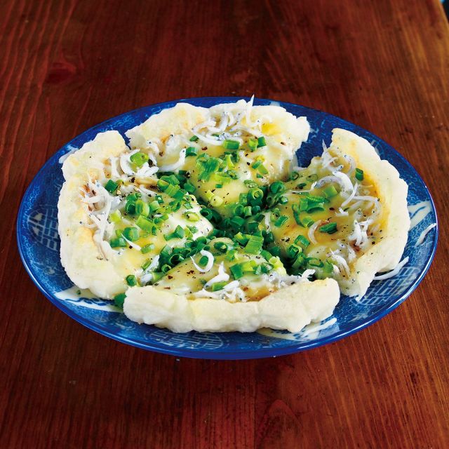 《めしうまナイト》フライパンで焼く しらすとねぎのおもちピザ