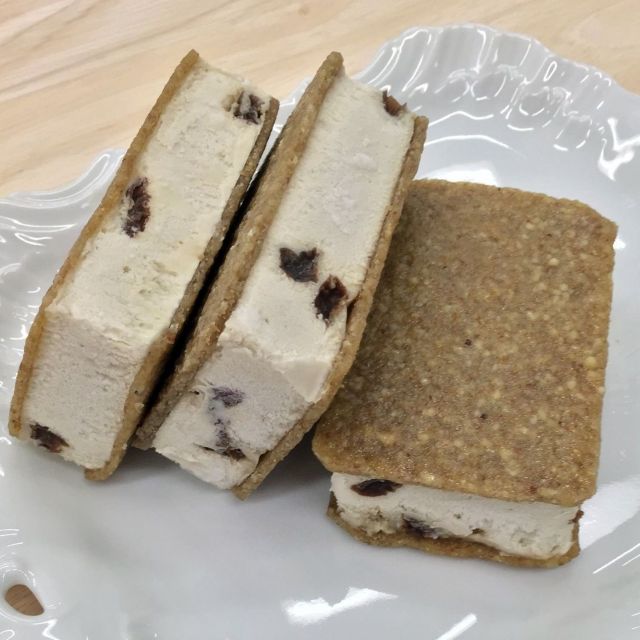 《新人女子のスイーツ部》ロースイーツに新作　「Raw　ラムレーズンクッキーサンド」