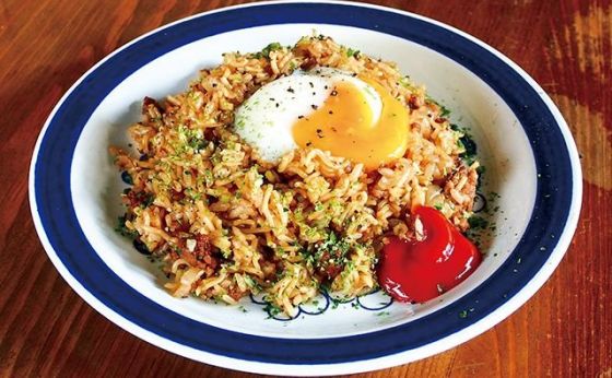 《めしうまナイト》レンジで作る 温玉のっけそばめし