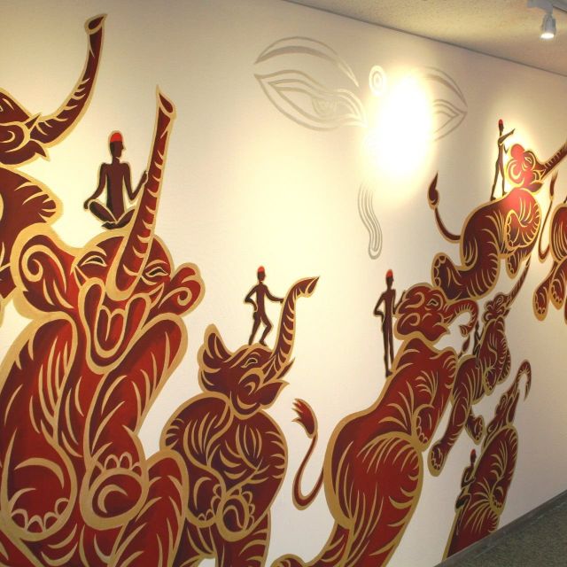 豊かさ感じさせる赤い象36頭の舞　絵師・木村英輝の壁画が完成