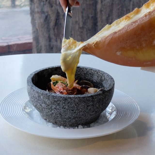 《外苑前》熱々のチーズをかけたブイヤベースリゾットでほっこり！