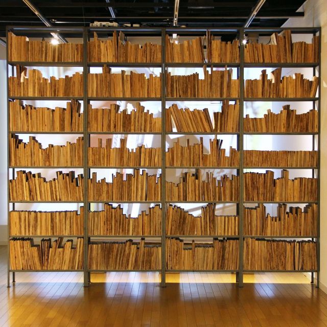 ≪銀座≫彫刻家 飯田竜太が本棚をテーマに制作したインスタレーション作品