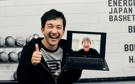 川崎ブレイブサンダース 辻直人《浅利陽介とコートの外で。》