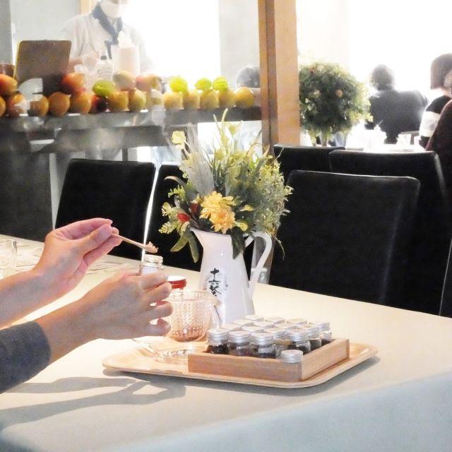 「十六茶マイブレンド体験」開催中、自分流のブレンドを楽しもう