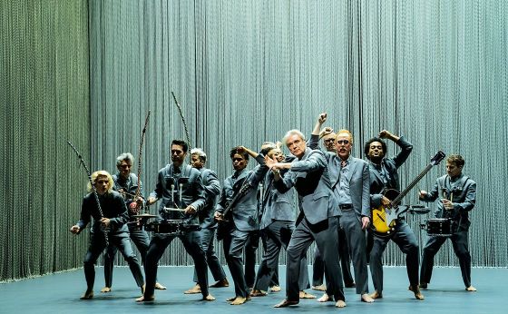 政治について語り、音を奏で、歌い踊る、最高のショーが幕を開ける《映画でぶらぶら》