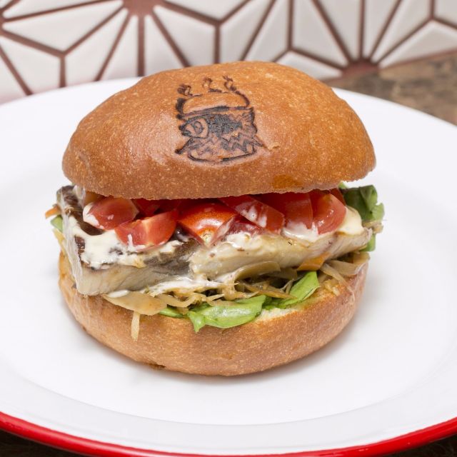 《中目黒》グルメでフォトジェニックなフィッシュバーガー！？ オシャレタウン中目黒に誕生した 「deli fu cious」