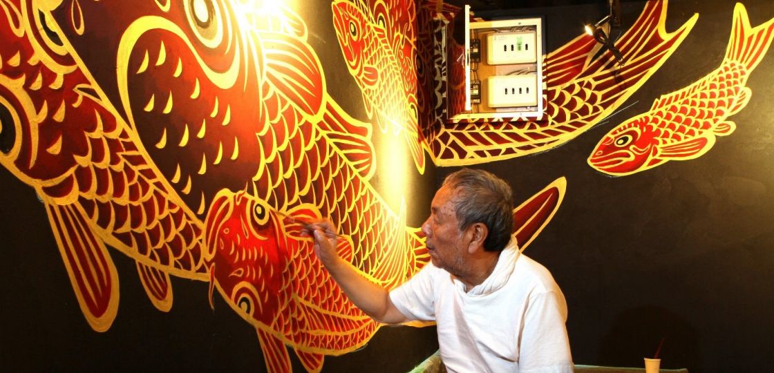 壁画絵師、木村英輝　大阪の居酒屋にコイを描く