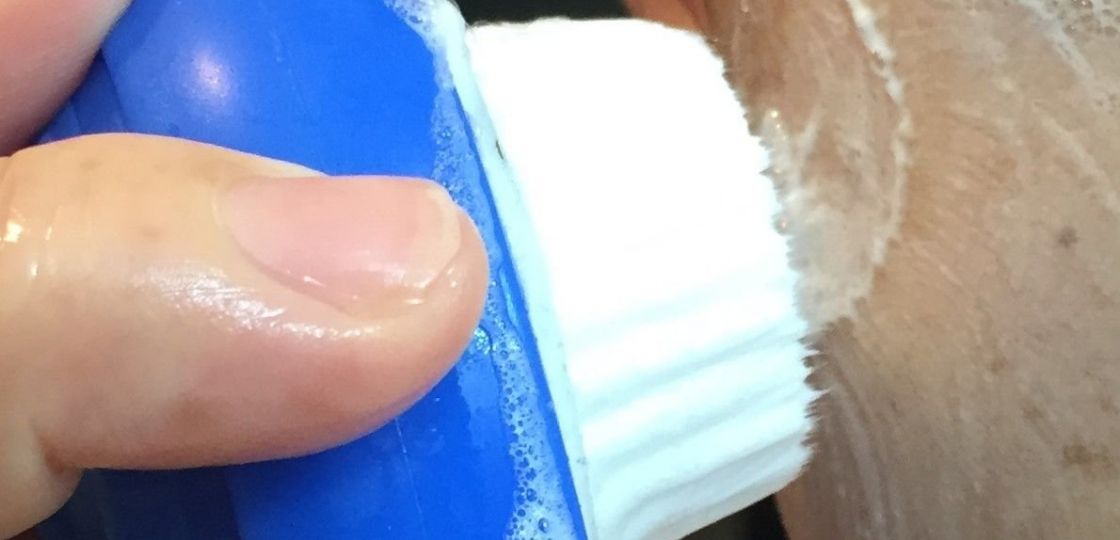 お肌の汚れを洗い落とし明るい表情に、「水素が出る洗顔ブラシ」