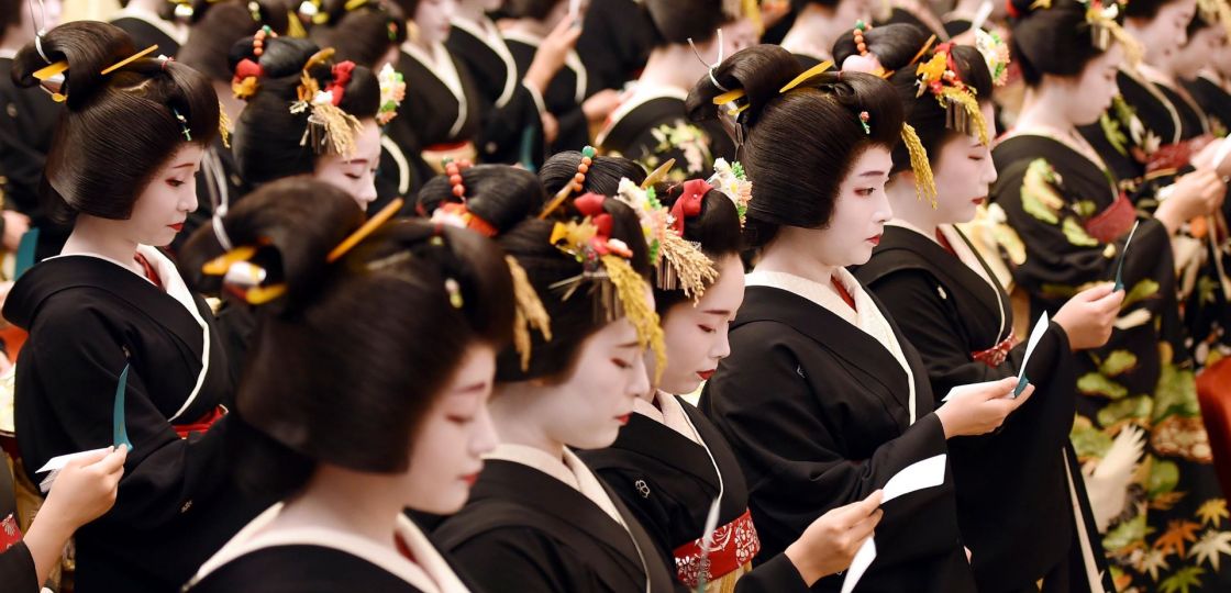 《京都》花街で仕事始めの「始業式」 芸舞妓らが黒紋付きで